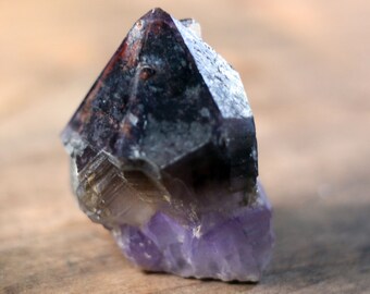 Samodzielnie stojący czarny ametyst, auralit wzbogacony reiki