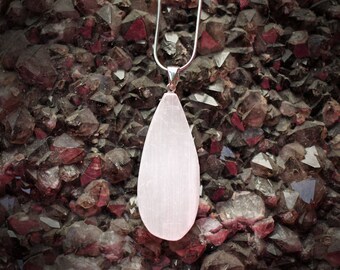 Naszyjnik z łezką z selenitu, nasączony Reiki