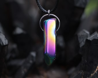 Naszyjnik z kwarcu Kundalini Rising Titanium Aura na czarnej wegańskiej skórze, uzdrawianie kryształami, czakra podstawy, ochrona Wicca, uziemienie, trzecie oko