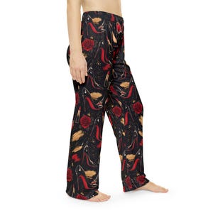 Pantaloni del pigiama con rose rosse e tacchi alti / Pigiama con motivo rossetto