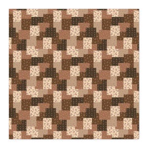 Peut inclure: Un tissu présentant un motif patchwork répétitif composé de blocs carrés dans diverses nuances de brun, de beige et de crème. Le design comprend des carrés unis alternés et des carrés décorés de petits imprimés floraux et rayés.