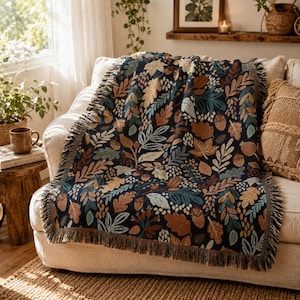 Coperta tessuta con foglie autunnali / Plaid con fogliame autunnale