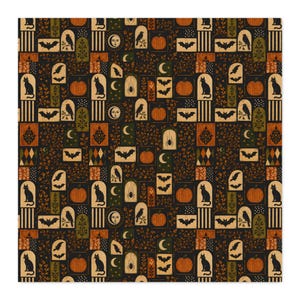 Könnte beinhalten: Ein Stoff mit sich wiederholendem Muster und Halloween-Motiven auf schwarzem Hintergrund. Das Design zeigt orangefarbene Kürbisse, schwarze Katzen, Fledermäuse, Spinnen, Mondsicheln, Sonnengesichter und Vögel in bogenförmigen Rahmen.