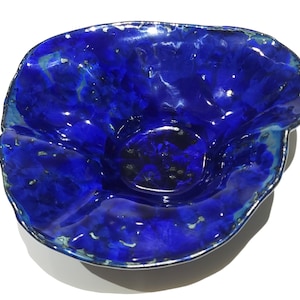 Kristallglasierte Keramikschale, einzigartige einzigartige organische Form, modernes Design, handgefertigt Blau auf schwarzem Keramikporzellan-Ton, 23 cm breit