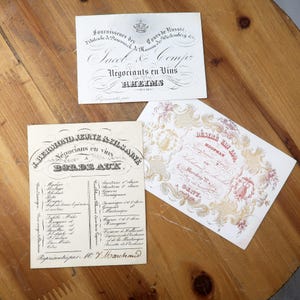 Lot de 3 cartes de commerce en porcelaine du XIXe siècle, marchands de vin et de chocolat