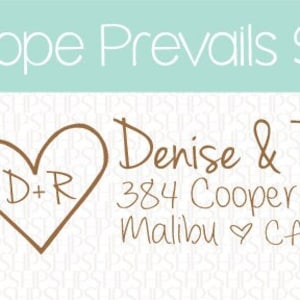Puede incluir: Un sello de goma marrón con un diseño de corazón y las iniciales "D+R" en su interior. El texto "Denise & Robert", "384 Cooper Drive", "Malibu CA 91732" también está incluido en el sello.