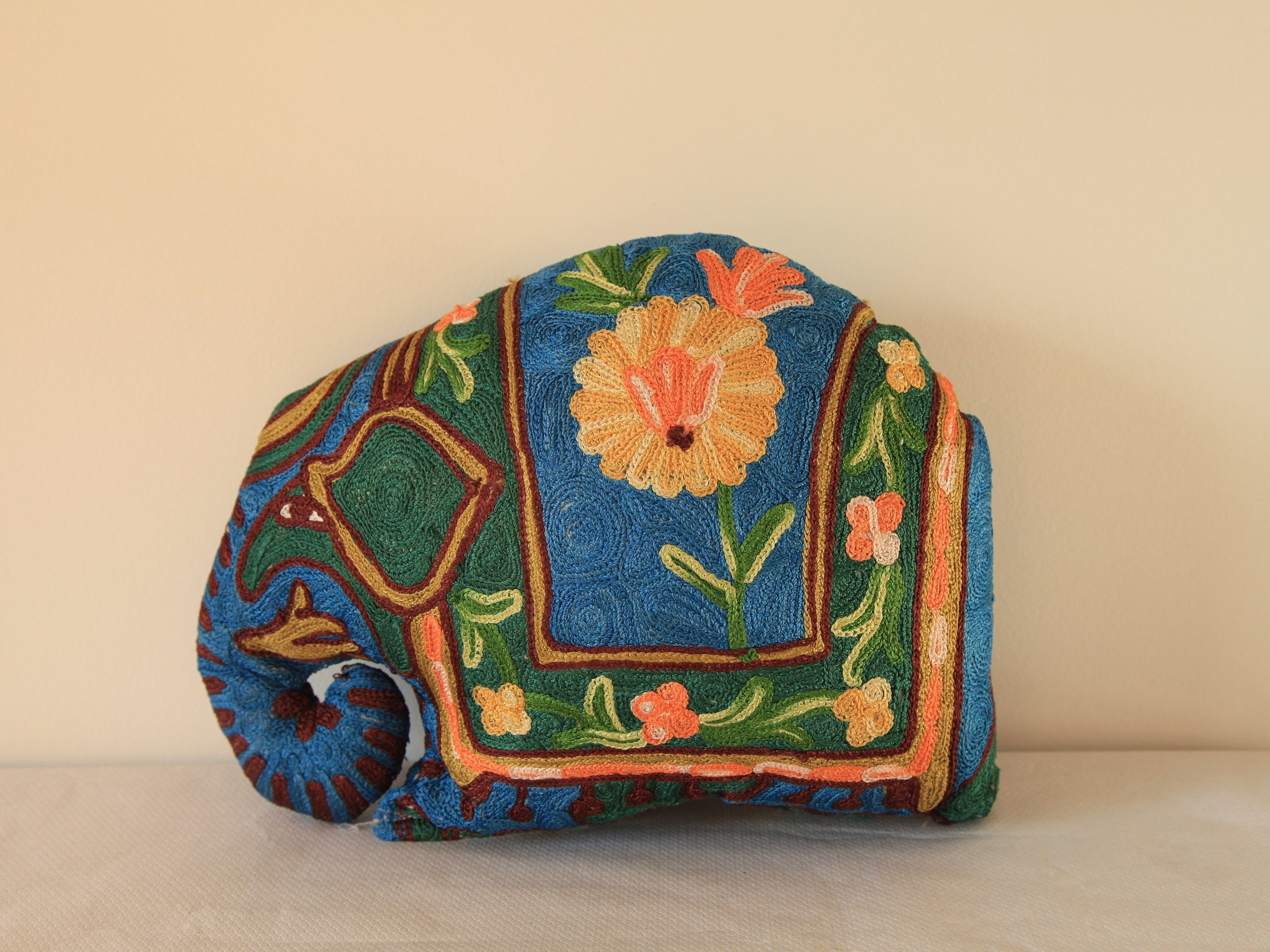 Coussin Artisanal Brodé Elephant en Soie Multicolore Bleu Vert Jaune 34 X 28 15 cm - Coussin Eléphan