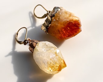 Orecchini penzoloni Citrine / orecchini di cristallo / orecchini citrina grezzi / filo auricolare pieno d'oro