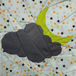 Op de afbeelding: Een grijze wolk met een groene halve maan op een blauwe achtergrond met witte, oranje en paarse sterren.