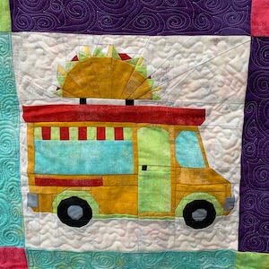Puede incluir: Un camión de comida amarillo y verde con un techo rojo y un sol amarillo en la parte superior. El camión tiene una ventana con un diseño azul y verde y una puerta en el lateral. El camión está sobre un fondo blanco con un borde morado y verde.