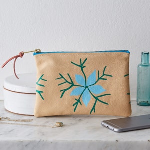 Serigrafía de cuero amarillo con cremallera bolso bolso de maquillaje cartera - Nigella azul floral flor regalo botánico