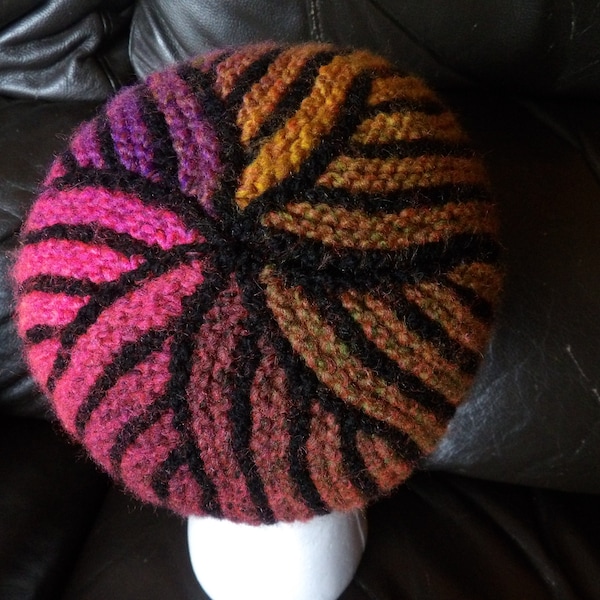 Helter Skelter bunte kurze Reihen genahte seitlich gestrickte flache Beanie-Mütze. Strickanleitung pdf OOAK FRANSKKNITS