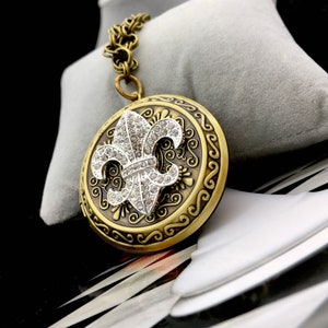 Locket Necklace Fleur de lis Plus Que Ma Propre Vie - More than my own life Medallion