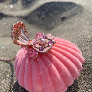 Collier pendentif coquillage sirène en précommande, médaillon, perle rose et cristaux - Bijoux sirène