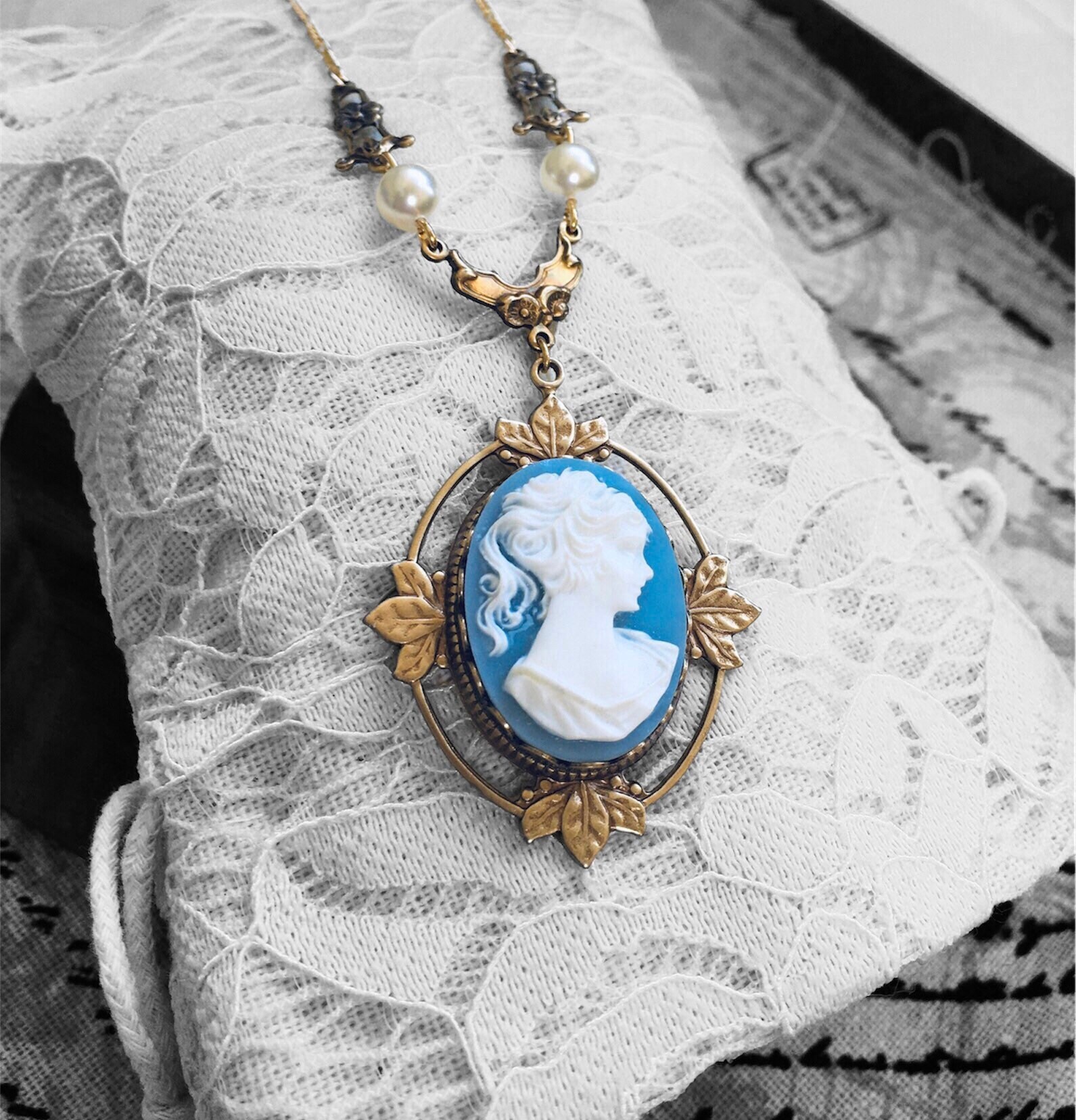 Lot De 5 Colliers Répliques The Vampire Diaries - Amulette D'Elena Gilbert - Bijoux Fan - Avec Boîte De Rangement
