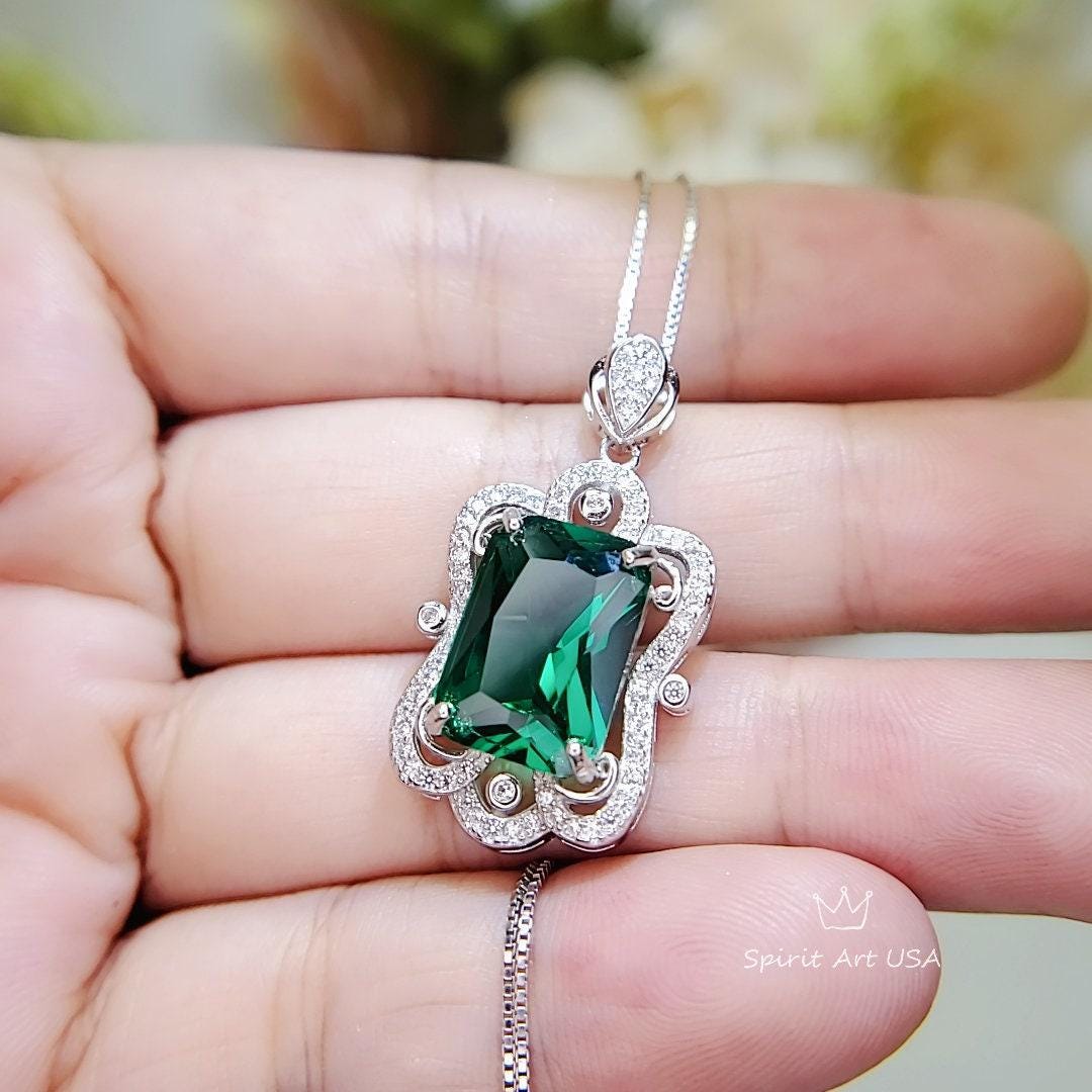 Large emerald pendant necklace discount