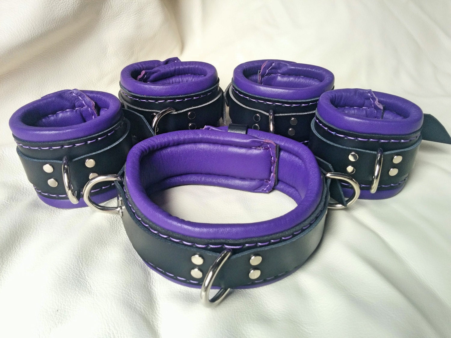 Lila Und Schwarz Bondage Manschetten Fesseln BDSM Echtes Leder Etsy lila-und-schwarz-bondage-manschetten-fesseln-bdsm-echtes-leder-etsy