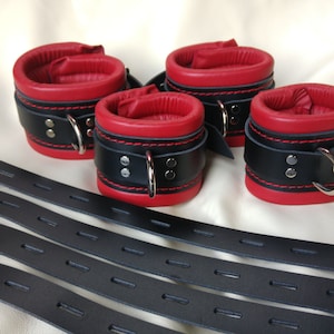 Bondage fesseln mit Gürtel Bett fesseln echte Leder rot und schwarz Bondage Handschellen oder in JEDER FARBE erhältlich! Seidige Lämmer Lederfutter.