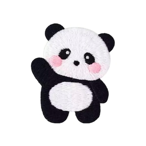 Op de afbeelding: Geborduurde panda-patch in zwart, wit en roze. De panda zwaait met één poot omhoog. De patch heeft een gedetailleerd, gestikt ontwerp, perfect om toe te voegen aan kleding of accessoires.