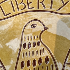 Plat Liberty Eagle en faïence rouge - 25 cm - Célébrez l'Amérique ! Céramique sgraffito de Pennsylvanie allemande - SG1588
