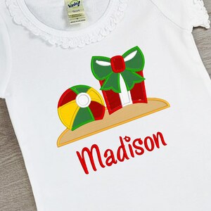 Camicia di Natale per ragazzi o ragazze - Beach Ball Gift Box Present - Florida Vacation Holiday T-Shirt - Sandy Beach Island - Applique nome personalizzato