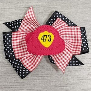 Lazo para el cabello de bombero para niñas • Clip de cinta con forma de casco de bombero • Pasador de cuadros vichy rojos y negros • Lazo de grosgrain apilado • Soporte para cola de caballo de bombero