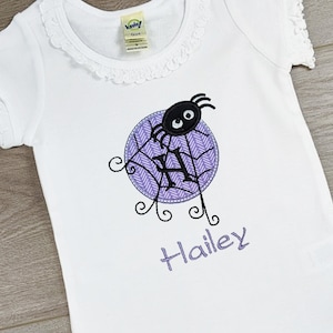 Meisjes Halloween Spider Shirt • Aangepaste naam of Monogram Tee • Paars Zwart Swirl Web • Peuter Initial T-Shirt • Gepersonaliseerde geborduurde Top