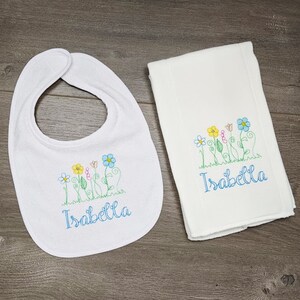 Conjunto de babero y paño para eructar con flores de primavera para niñas • Regalo para bebé con bordado floral vintage • Colores personalizados • Cierre a presión • Opción de nombre personalizado
