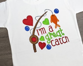Jongens vissen Valentijnsdag Shirt • Ik ben een grote vangst • Orange Fish Rod Reel • Rode Harten • Visser gepersonaliseerde geborduurde T-shirt