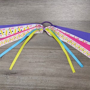 Pony-O per il ritorno a scuola delle ragazze • Accessorio per capelli con fiocco • Fermacoda di cavallo • Nastri bianchi a matita gialla • Fiocco rosa • Elastico per capelli
