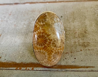 Mooie beige/bruine ovale ring met fossiel koraal edelsteen - ring met fossiel koraal - beige ring met fossiel koraal - sterlingzilveren ring met koraal - ringmaat 9 koraal