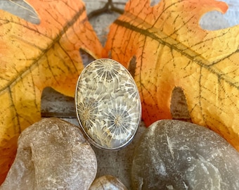 Mooie geelbruine ring met fossiele koraal - ring met zilver fossil koraal - ring met fossiel koraal, maat 8 - vintage ring met fossiel koraal - ring met koraal