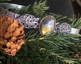 SALE: Beautiful Multi Color Round Labradorite Vintage Cuff Bracelet - Fire Red/Blue Labradorite Bracelet-Blue Round Labradorite Bracelet