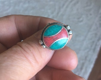 Unieke ronde Tibetaanse turkoois en rood koraal Tibetaanse ring - Tibetaans rood koraal en turquoise ringmaat 8.5