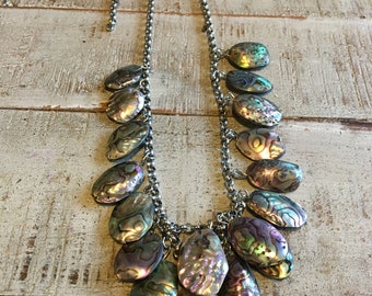 Collana con pendente regolabile in conchiglia di abalone, realizzata a mano: catena in argento iridescente