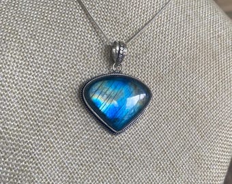 SALE: Soft Beautiful Blue Labradorite Pendant Necklace-Labradorite Necklace - Labradorite Pendant - Vintage Labradorite Pendant Necklace