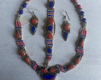 Conjunto de joyería tibetana vintage: lapislázuli, turquesa y coral, bañado en plata.