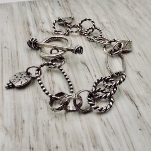 Pulsera de eslabones de plata de ley: cierre de palanca hecho a mano, dijes martillados