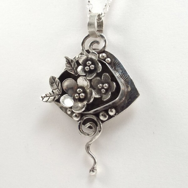 Pfund Sterling Blume und Blätter Anhänger, Garten Schmuck, Silber Spirale Halskette