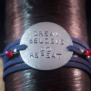 Pulsera envolvente bohemia/gitana: triple vuelta ajustable de microfibra de gamuza sintética. ¡Elige tu estilo! Afirmación. ¡Regala una sonrisa!