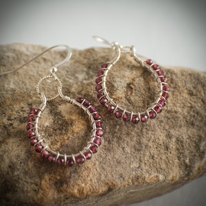 Sterling Creolen. Granat Creolen Ohrringe, Januar Birthstone. Januar Geburtstagsgeschenk. Rote Reifen, Edelstein Ohrringe. Geschenk für Mama