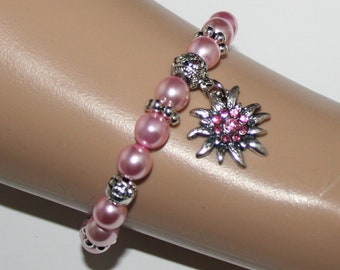 Rosa-Armband, Geschenk für die Frau, mit Glasperlen, Zwischenstücken und einem Edelweiß, das mit hochwertigen Strasssteinen verziert ist.