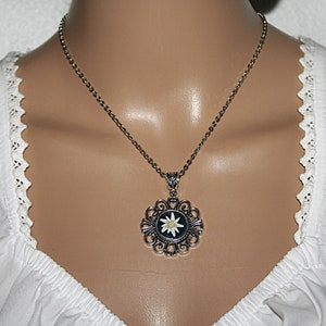 Edelweiss Blume , Kette mit Anhänger , Traditionelle Halskette , Blumenmädchen , Bergfreunde , Alpenblume , Geschenk Bild 1