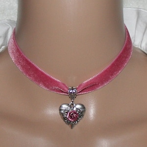 Rosa Samt‑Kropfband – Edler Choker mit silbernem Herzanhänger und Metall‑Rose | Trachtenschmuck