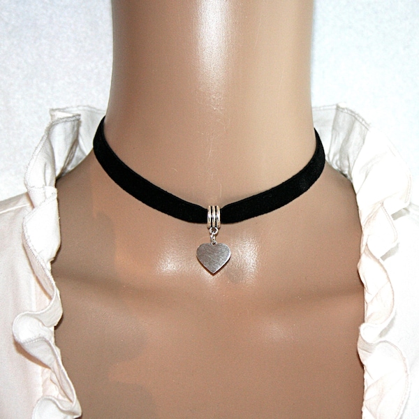 Elastic black velvet choker with stainless steel heart pendant – delicate, comfortable and ideal as a gift for her.