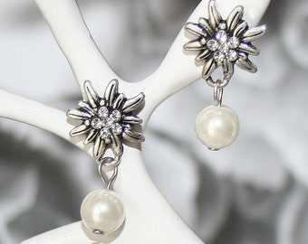 Cool earrings / rhinestones / edelweiss / ear studs are equipped with clear rhinestones / everyday earring / trendy earrings