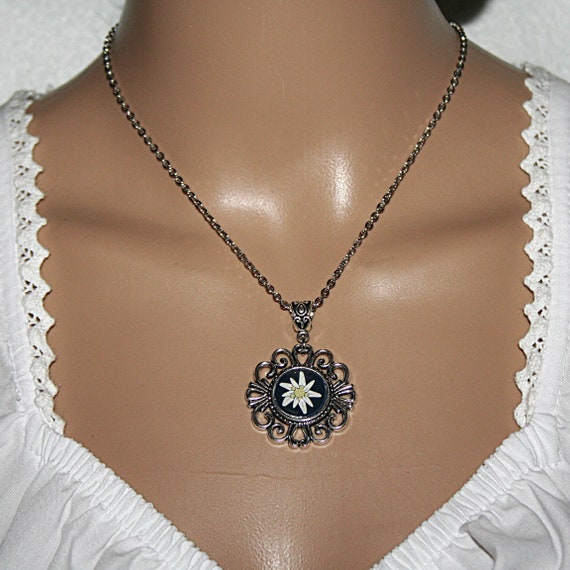 Edelweiß Halskette – Glascabochon Anhänger mit Herzchen‑Fassung, Alpenblumen Kette an Edelstahlkette, Alpine Edelweiss Necklace