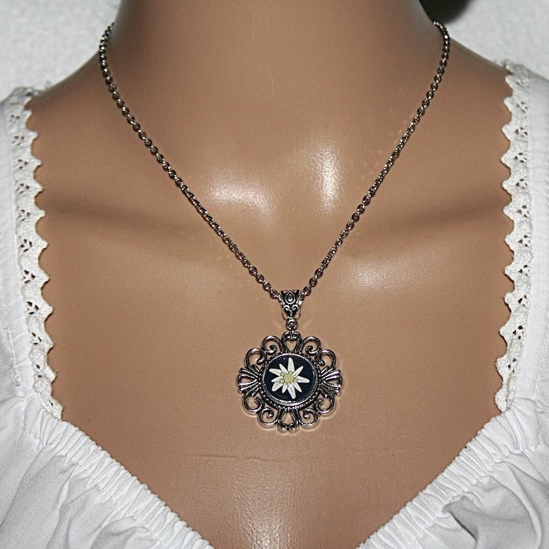 Edelweiss Blume , Kette mit Anhänger , Traditionelle Halskette , Blumenmädchen , Bergfreunde , Alpenblume , Geschenk Bild 1