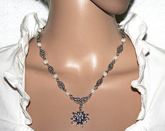 Edelweiss parelketting – traditioneel sieraad met antieke zilveren tussenstukken en alpenbloemhangers.