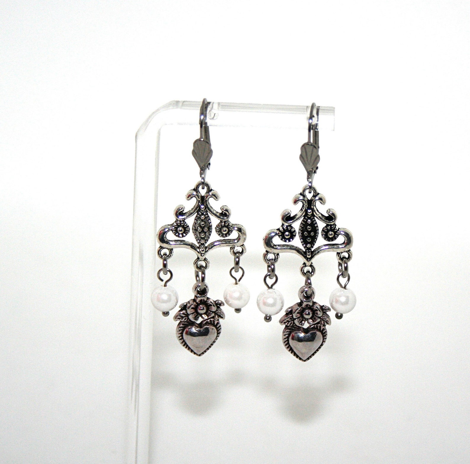 Antique silver-colored earrings with heart pendants and pearls, dirndl jewelry